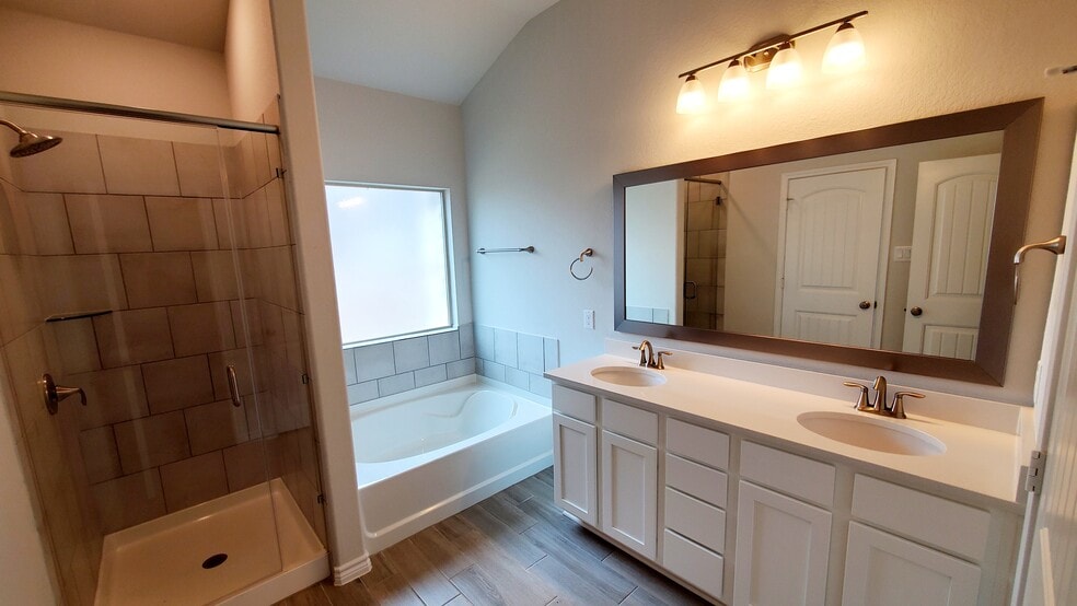 Building Photo - 705 Lister Dr