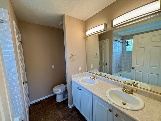 Building Photo - Highlands Ranch 3bed, 3.5 bath