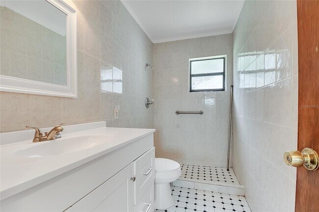 Building Photo - 1040 San Luis Dr