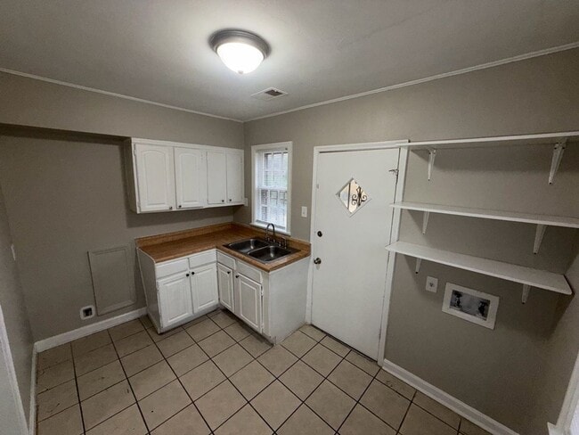 Building Photo - Charming 3-Bed, 1-Bath Home with Spacious Yard