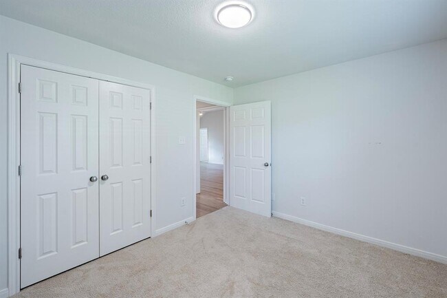 Building Photo - 331 Leisure Ln