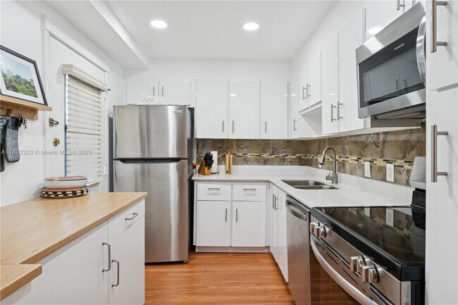 Building Photo - 3101 N Country Club Dr