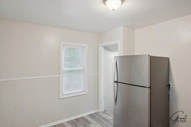 Building Photo - $1,200 -  3 bedroom Bungalow