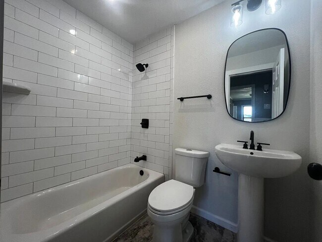 Building Photo - Updated 3 bedroom 2 bathroom house in Cent...