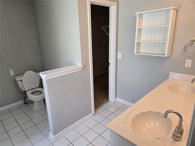 Building Photo - 3243 Oak Vista Way SW