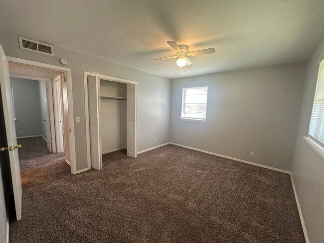Building Photo - 4844 Woodview Dr