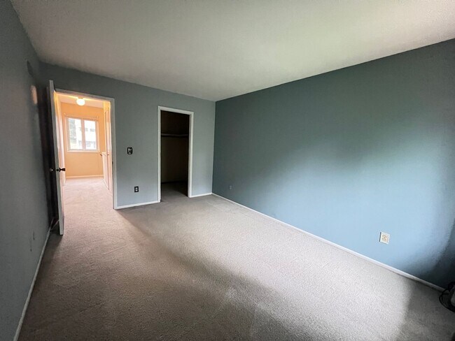 Building Photo - Forest Hills Condo!
