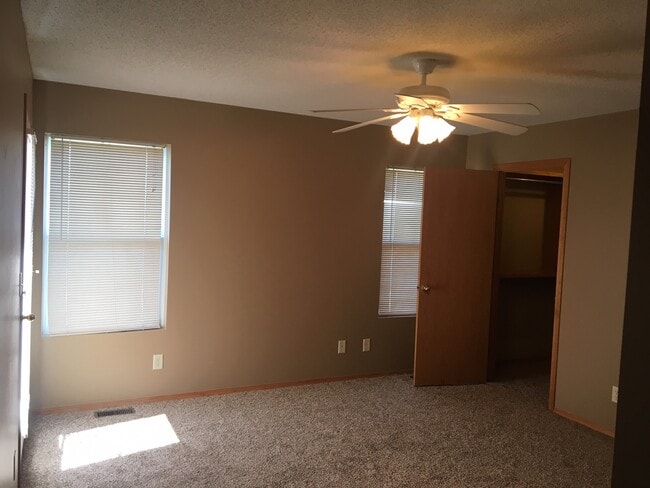 Building Photo - 2218 E Carriage Dr