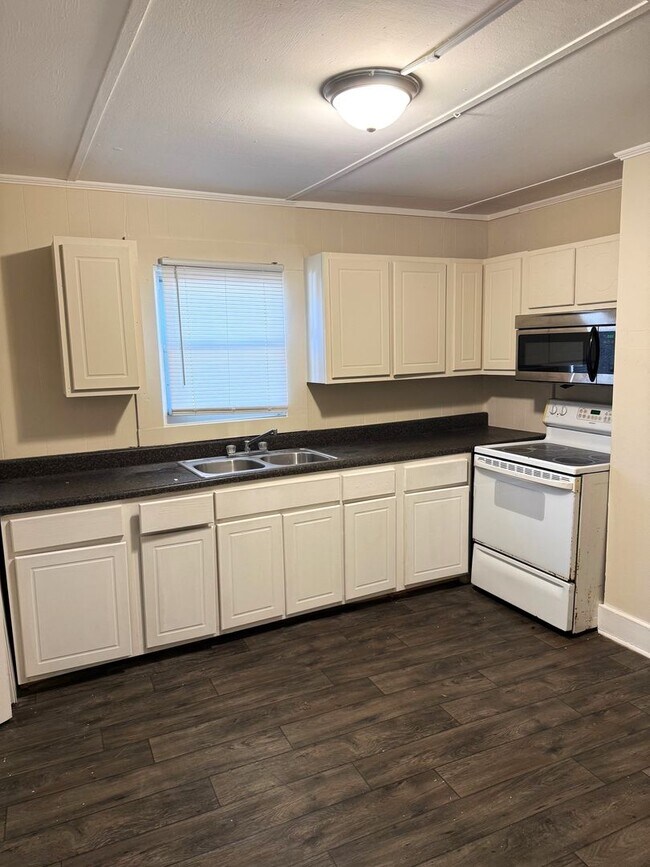 Building Photo - 1500 W 4th St