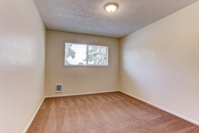 Building Photo - Ground Floor 2bed/1bath! With a private pa...