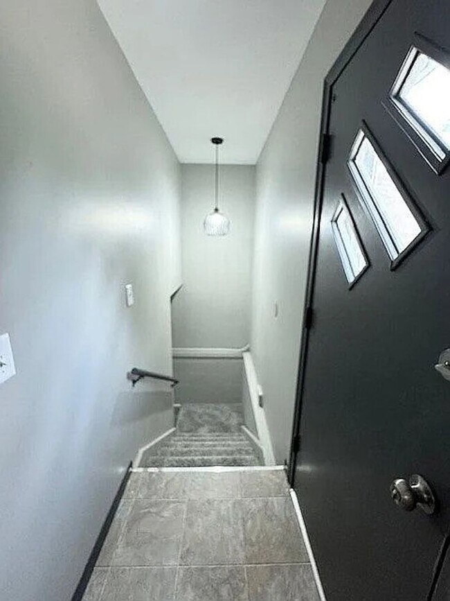 Building Photo - Spacious and Renovated 3 Bedroom Home