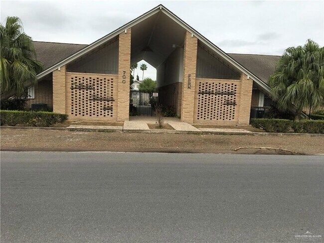 Primary Photo - 700 Fern Ave