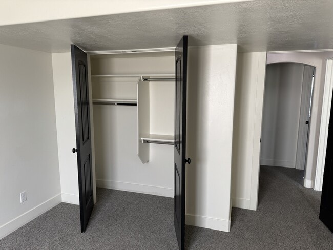 Building Photo - 890 W 110 S