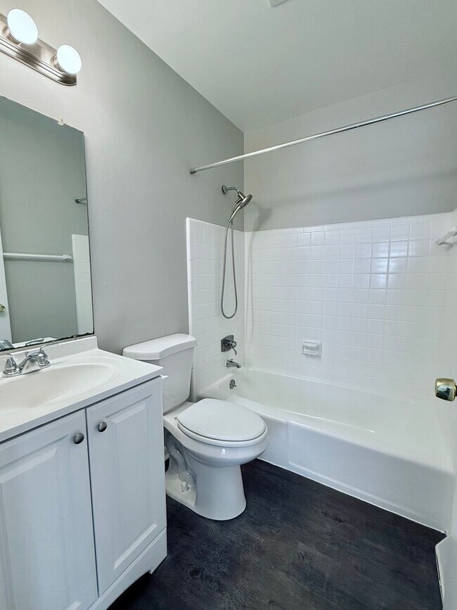 Building Photo - 276 Fairway Ct