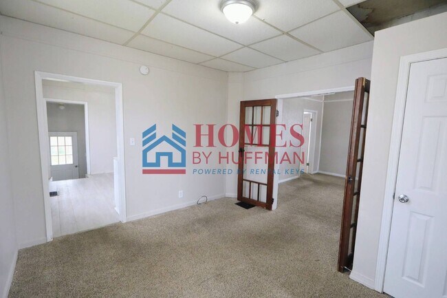 Building Photo - Two Bedroom House