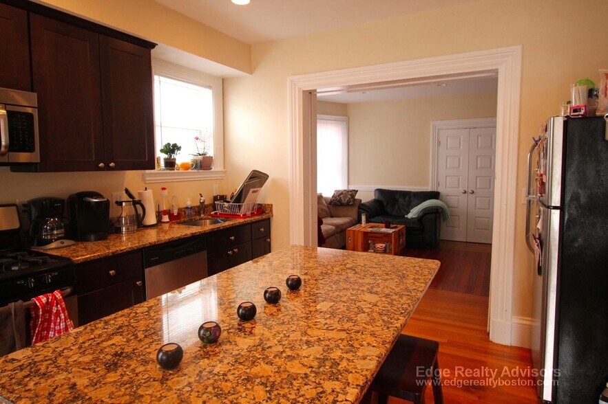 Building Photo - 66 Montcalm Ave