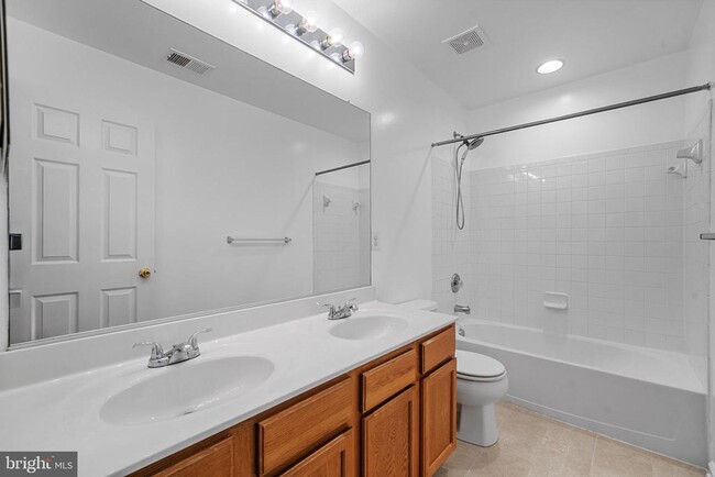 Building Photo - 21375 Lookout Dr