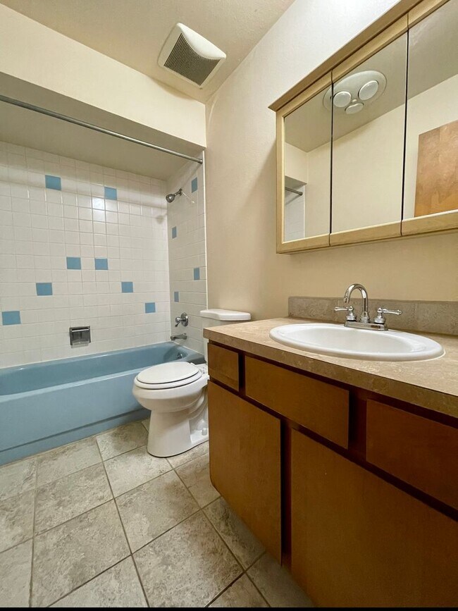 Building Photo - Irvington Top Floor 1 Bed~ Off Street Park...