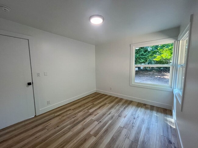 Building Photo - Charming NE Portland Apartment Near Parks, Shops & Transit