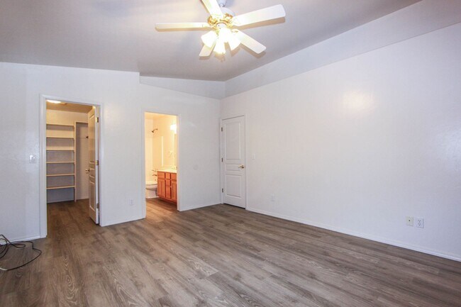 Building Photo - 4531 N Spring Dr