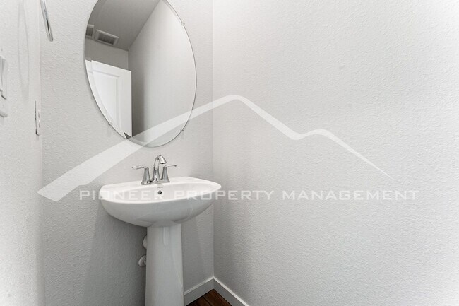 Building Photo - Charming Townhouse with Washer/Dryer and Garage