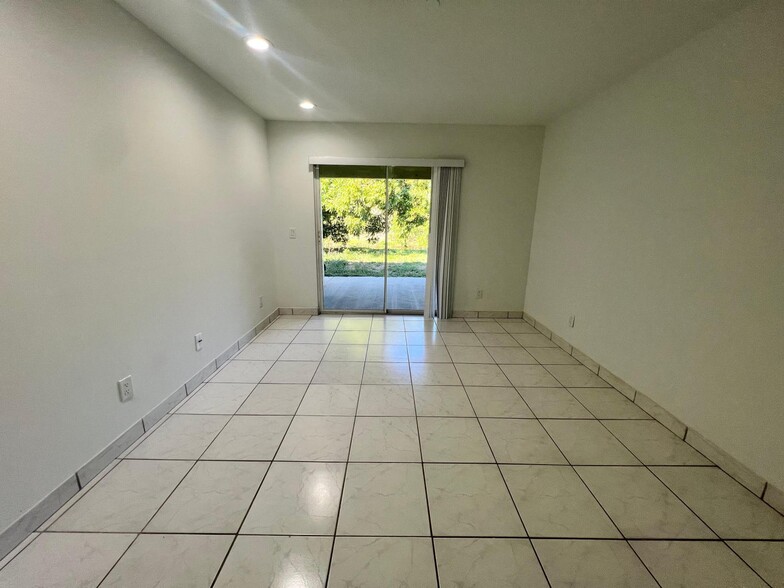 Building Photo - 1096 Staghorn St