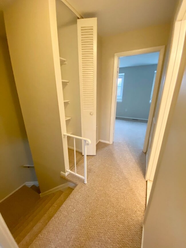 Building Photo - 2 Bedroom Townhouse in Hilltop Village!