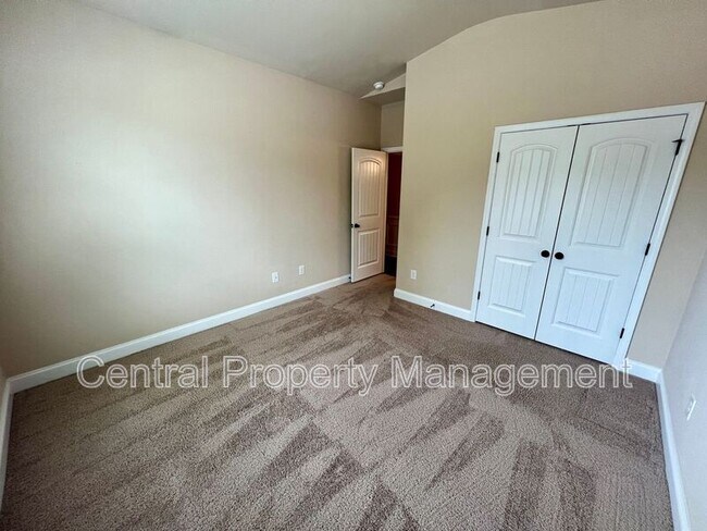 Building Photo - 208 Evansdale Way