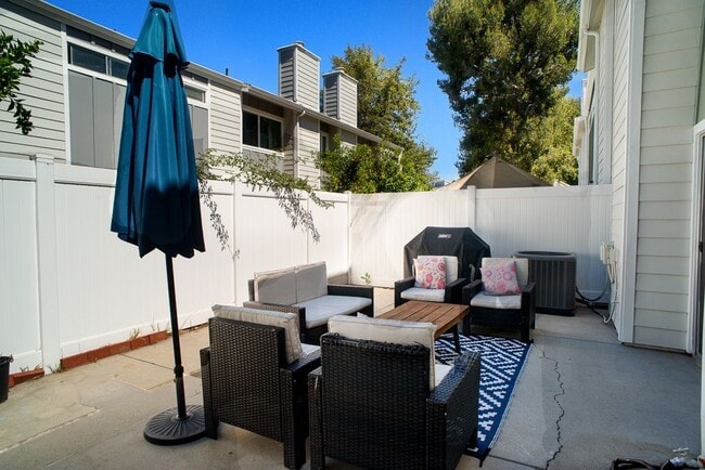 Building Photo - 18200 Andrea Cir S
