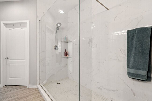 Building Photo - Beautiful condo with mountain views in gated community