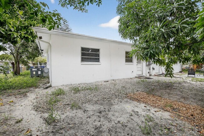 Building Photo - 1490 NW 20th St