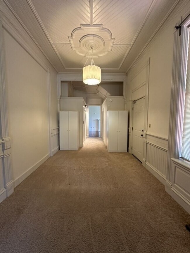 Building Photo - 2250 Kingsway