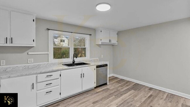 Building Photo - 605 Apple St