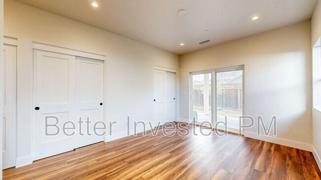 Building Photo - 4565 Brighton Dr
