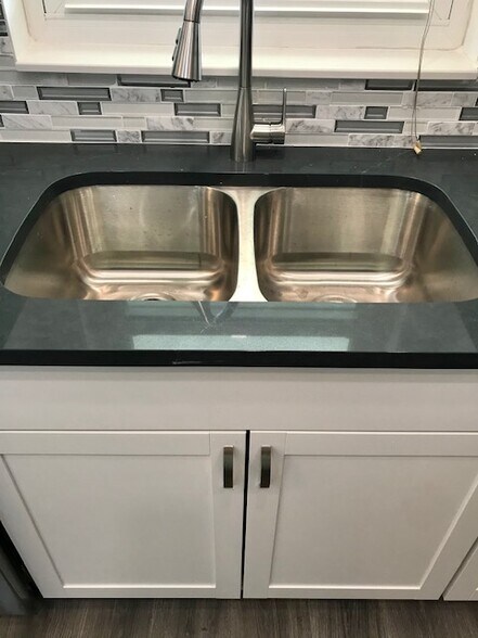 Building Photo - 200 Valley Stream Dr