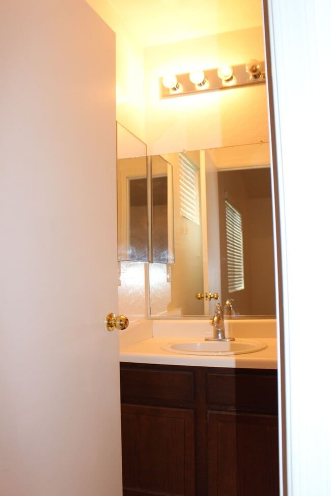 Building Photo - 4 bed 2.5 bath Magic Ranch Home