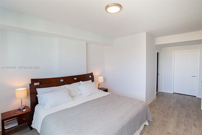 Building Photo - 1600 SW 1st Ave