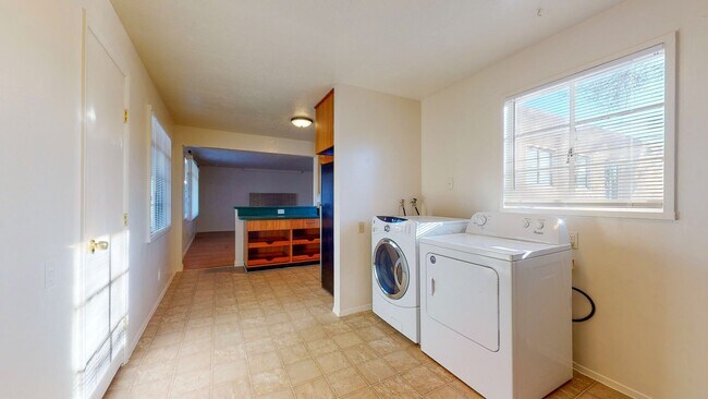 Building Photo - UPTOWN 3 Bedroom +Office  2 Bath with Garage
