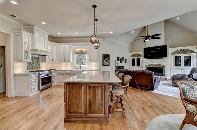 Building Photo - 6745 Laurel Oak Dr