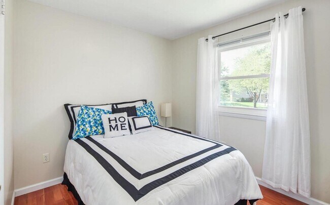 Building Photo - Splendid Split Foyer Home on Cul-de-Sac in...