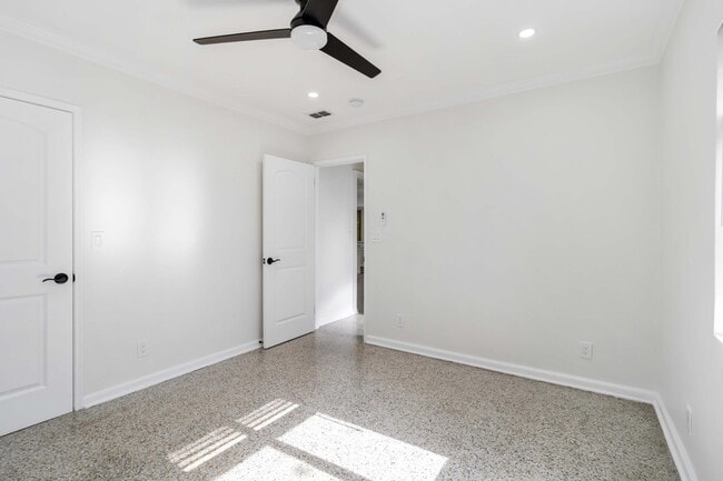 Building Photo - 431 52nd St