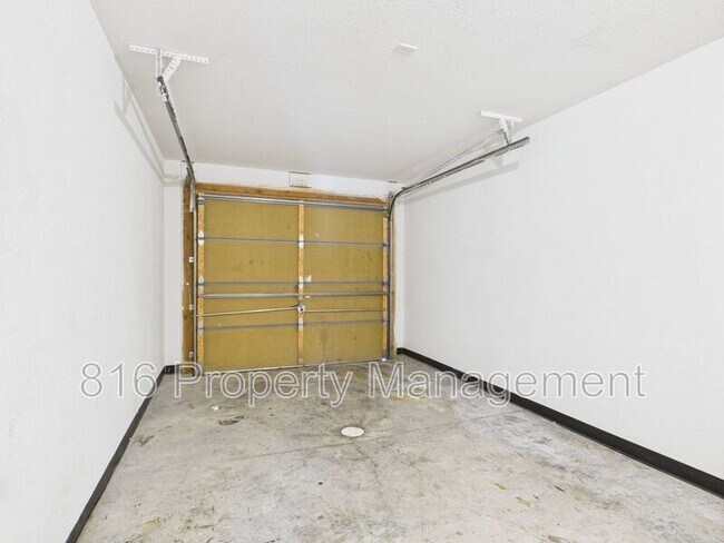 Building Photo - 9337 N Main St