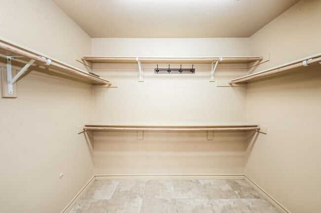 Building Photo - 9813 Sandhill Dr