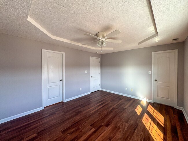 Building Photo - Beautiful 4 Bed 2.5 Bath Home with Fenced Backyard