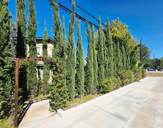 Primary Photo - $5,500 - Beautiful 3BR/2BA Home on ? Acre ...