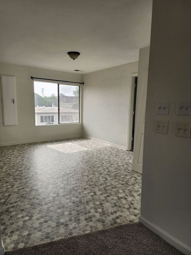 Building Photo - $1000 REBATE! SPACIOUS 3BR / 2BA unit with...