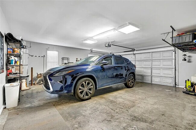 Building Photo - 4 Bedroom 2.5 Bathrooms