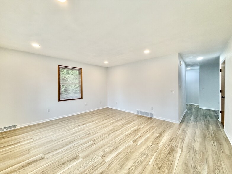 Building Photo - 1124-1126 Brown Dr