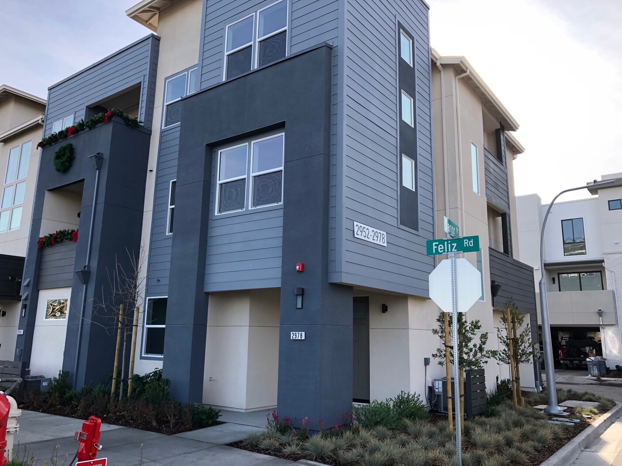 End-unit townhome loaded with upgrades and options - 2978 Feliz Rd