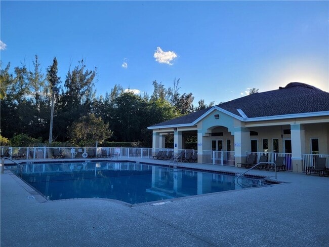 Building Photo - 4723 SW 14th St